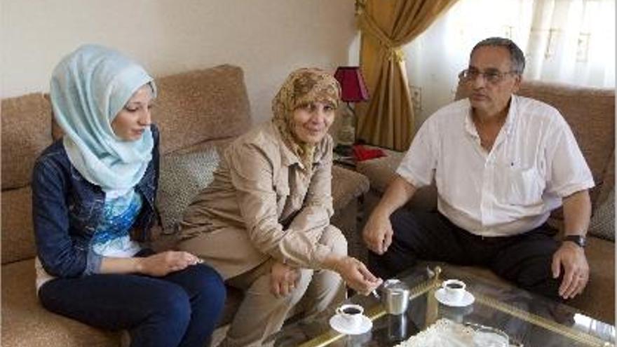 Abdul, junto a su mujer, Fadwa, y una de sus hijas, se mantiene alerta desde su casa en Mislata.