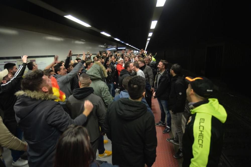 Los aficionados del Elche CF y del Hércules CF apoyan a su equipo antes del derbi