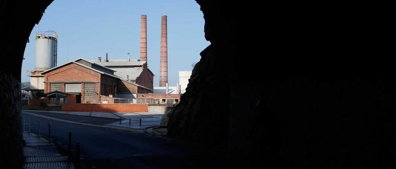 Salida del túnel en dirección a Arnao; al fondo, las instalaciones de Asturiana de Zinc.