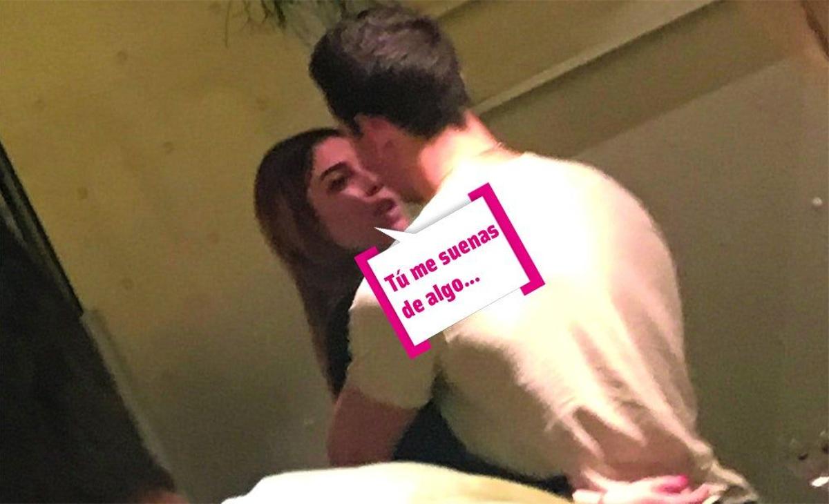 Mario Casas y Blanca Suárez se besan y se abrazan en un bar de Malasaña