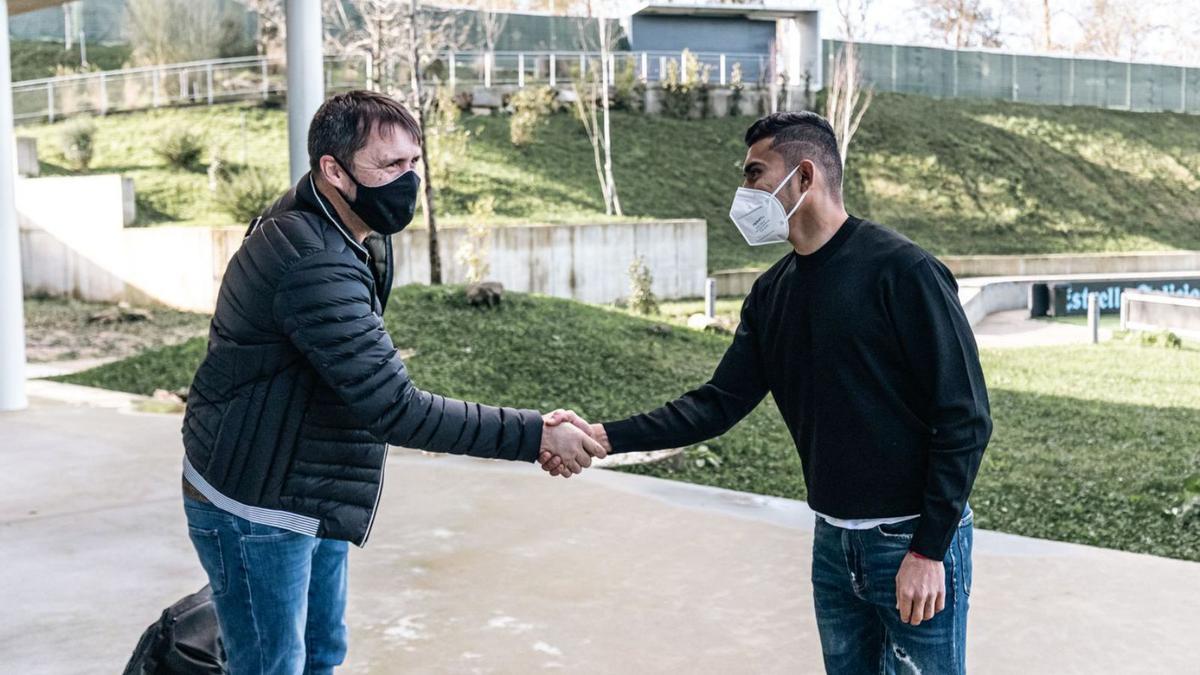 Orbelín Pineda saluda a Coudet el día de su primer entrenamiento con el Celta. |  // RC CELTA