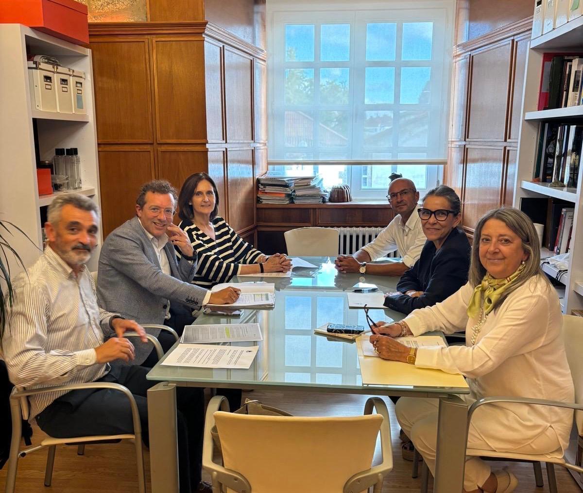 Rosón, Castro e Muíños, nunha reunión con representantes do sector turístico