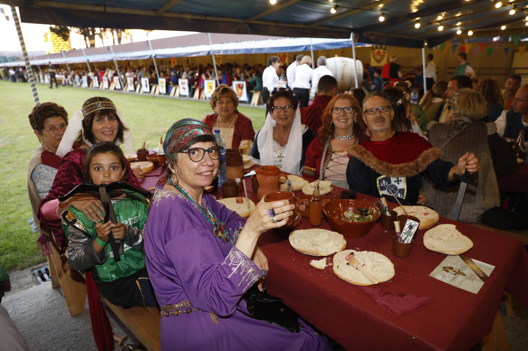 Exconxuraos hasta la bandera: espectacular noche en Llanera, con la gran cena medieval y la fiesta del fuego