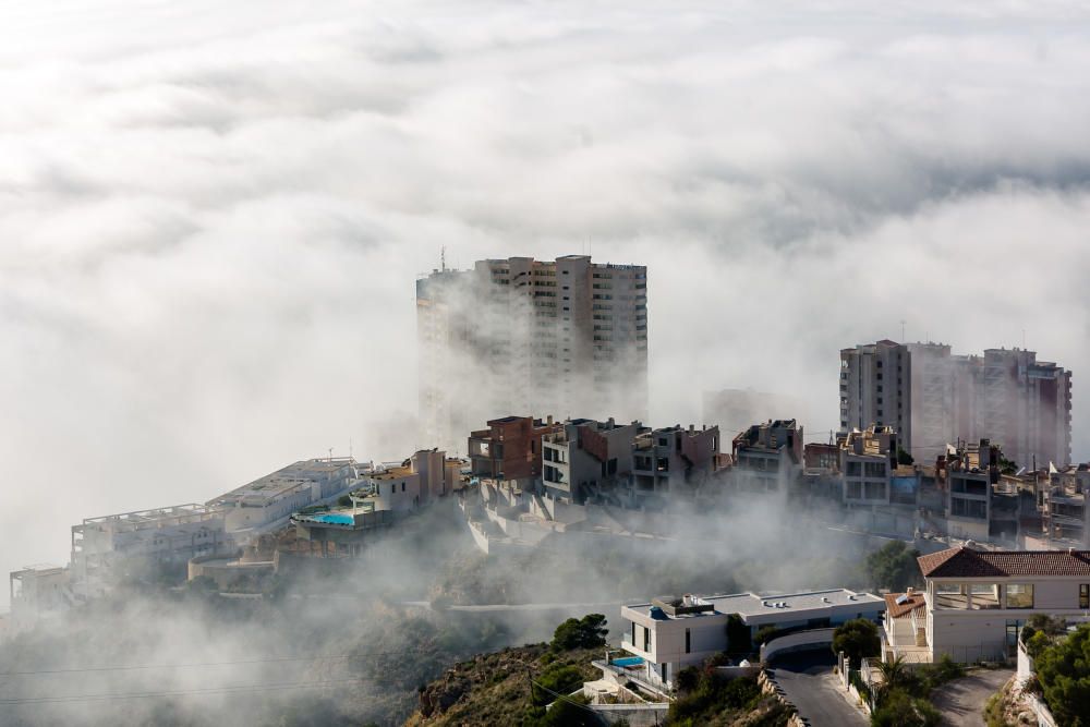 La bolsa de aire tropical marítimo unida a la baja temperatura del mar provoca una intensa bruma