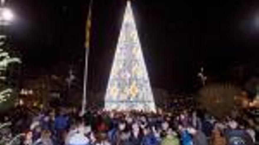 Girona obre els llums de Nadal amb un record cap «als que  no podran celebrar-ho a casa»