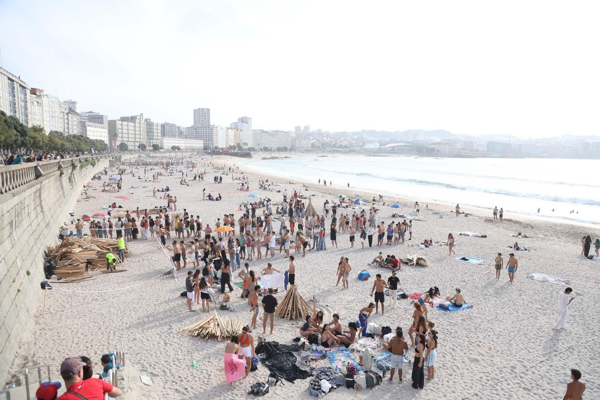 Reparto de madera y primeras hogueras en las playas de Orzán y Riazor