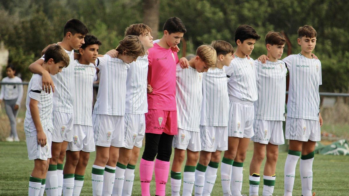 Los más jóvenes de la cantera del Córdoba CF recuerdan a su compañero en la Ciudad Deportiva.