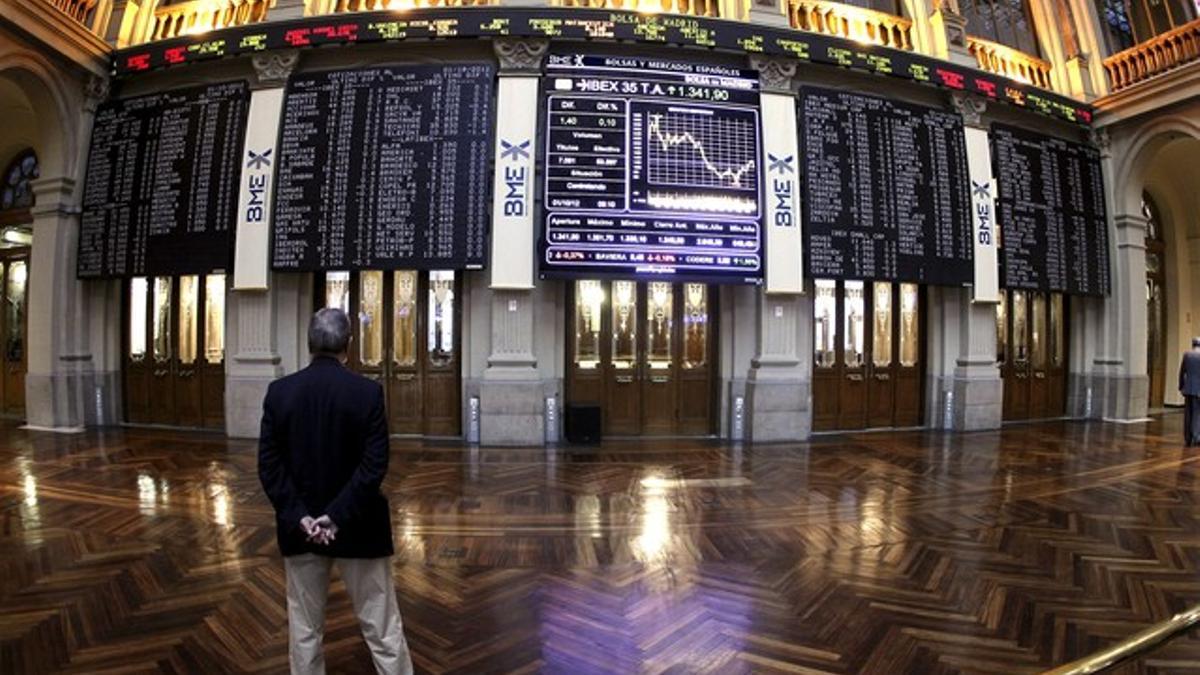 Un inversor sigue la evolución de los mercados, en la Bolsa de Madrid.