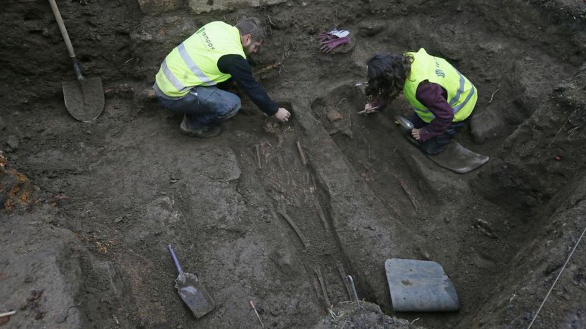 Trabajos de exhumación en la fosa de Cabreira.