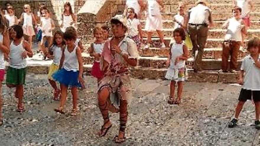 Els nens van participar en diverses coreografies ambientades en un mercat medieval.