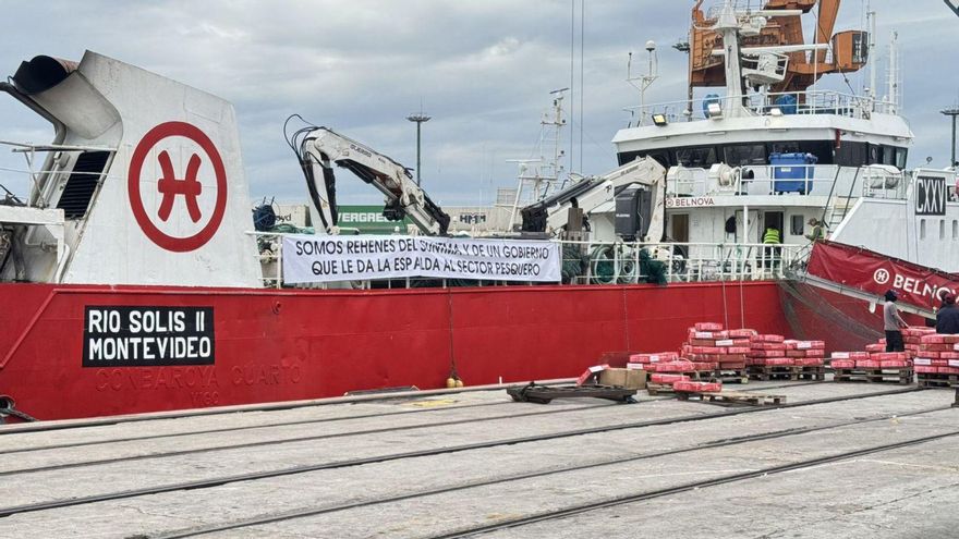 El buque congelador «Río Solís II», de la empresa Belnova, amarrado en el puerto de Montevideo por culpa del paro.