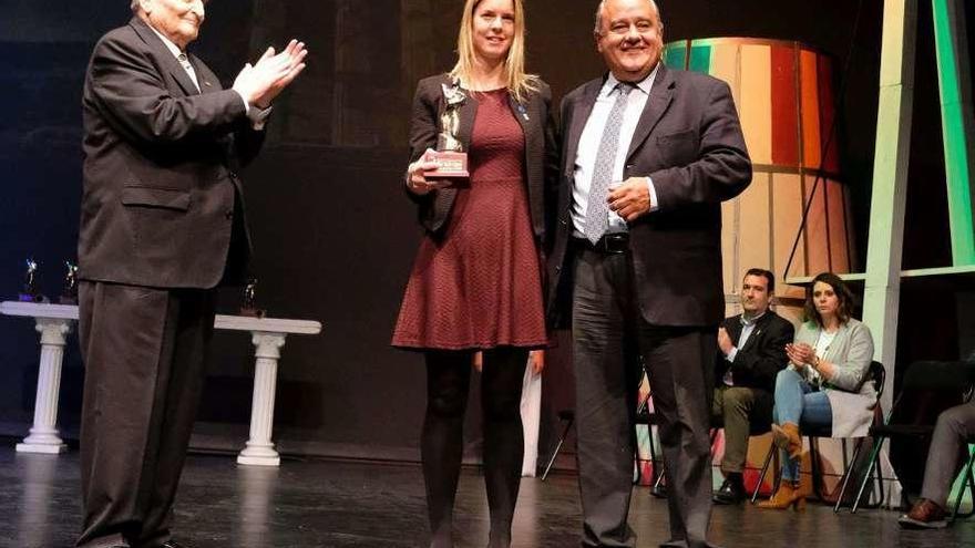 La entrega del premio a Beatriz Tenreiro.