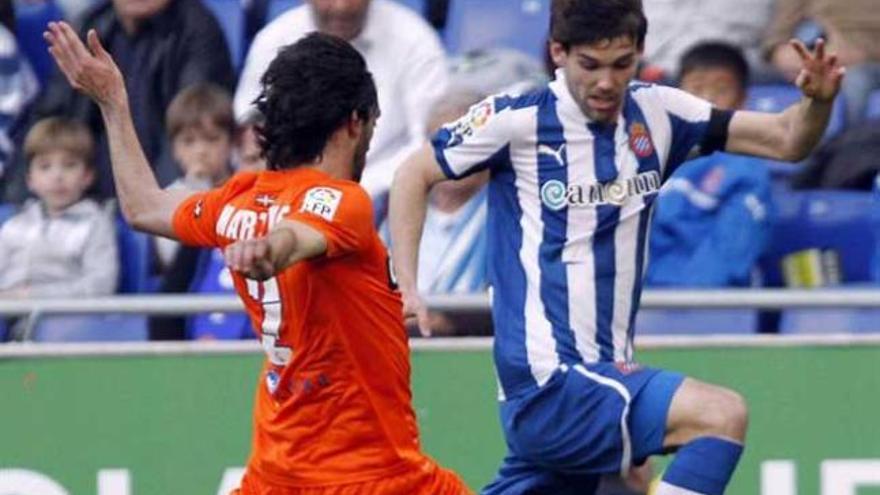 Espanyol y Real luchan por el balón.