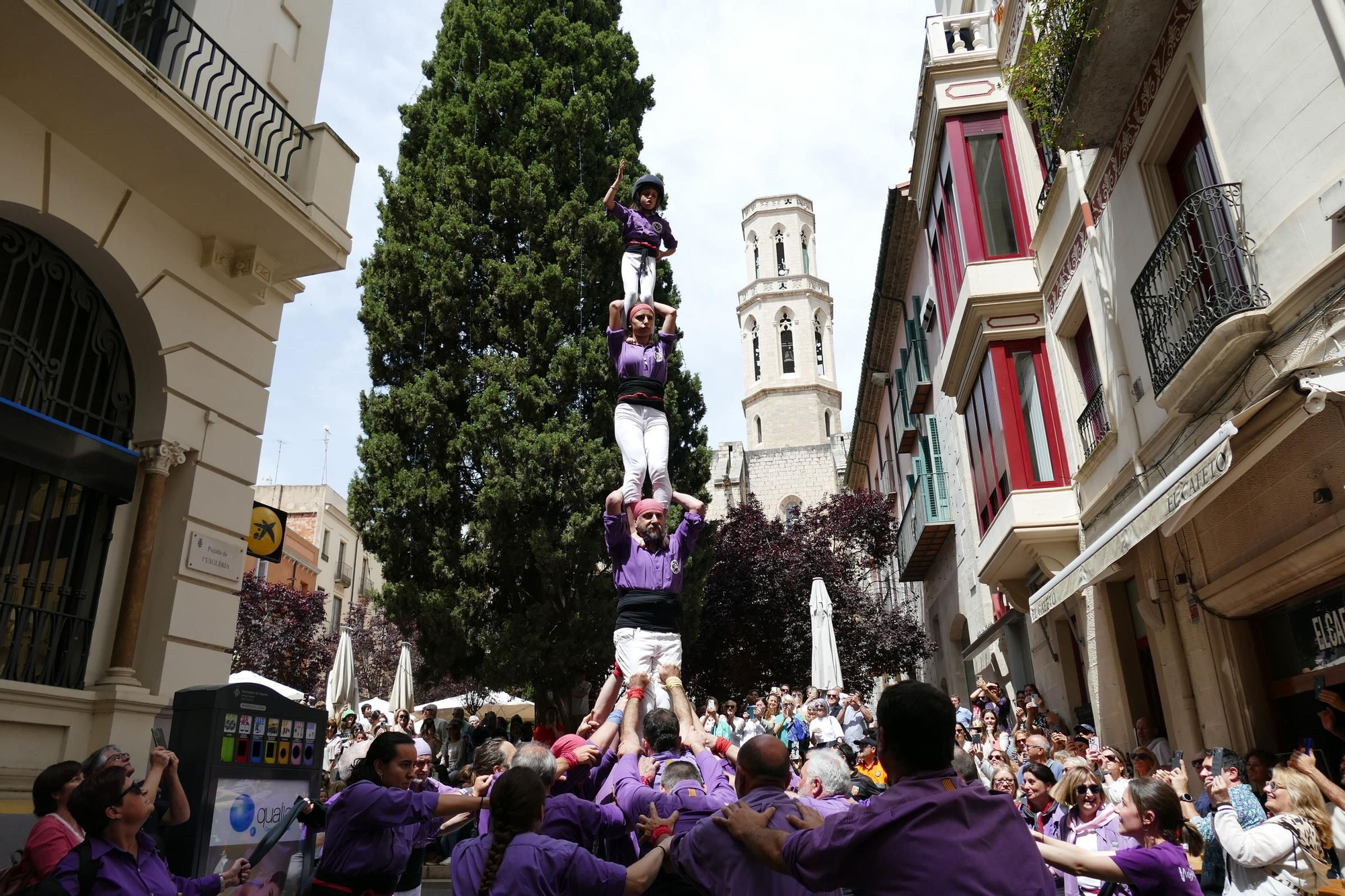 El tradicional pilar caminant de la Colla Castellera de Figueres congrega centenars de persones