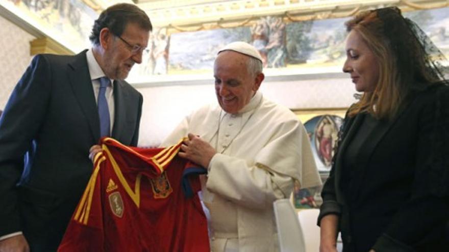 Rajoy obsequia al Papa  con una camiseta de la selección