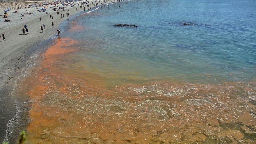 Estado que presentaba ayer la playa de Silgar en Sanxenxo con estas manchas rojizas.