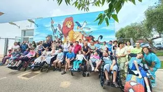 La residència El Collet de Benicarló estrena un mural inspirat en ‘El Rei Lleó’