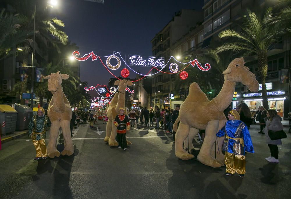 Los carteros reales recogen las misivas de los niños en Alicante