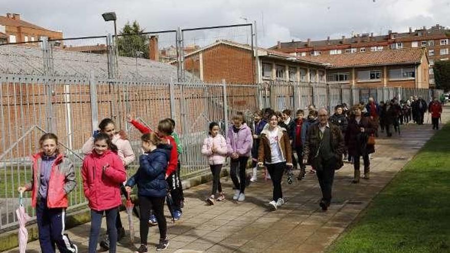 Los alumnos del Martínez Blanco se llevan a los abuelos de paseo