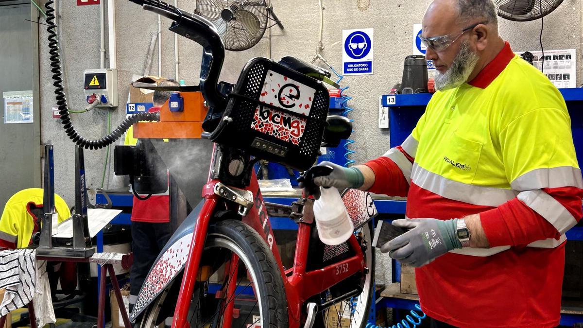 La limpieza, el último paso en el taller del Bicing antes de que las bicicletas regresen al ruedo.