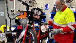 La limpieza, el último paso en el taller del Bicing antes de que las bicicletas regresen al ruedo.