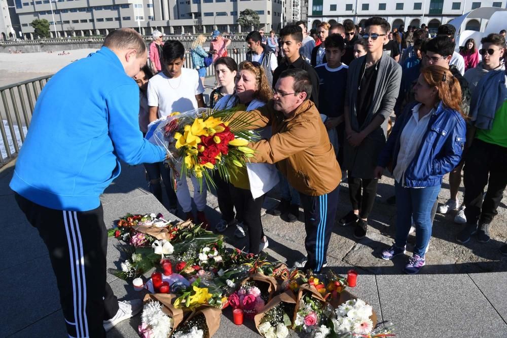 Homenaje en el Orzán al joven ahogado en la playa