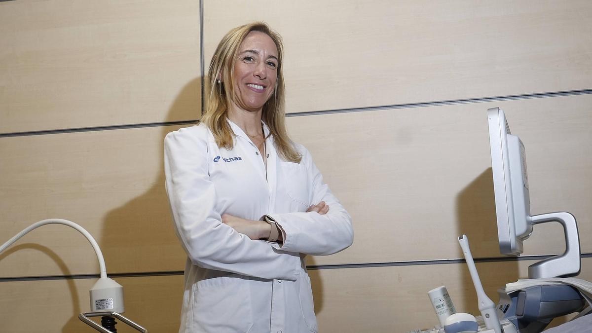 La ginecóloga Ana Bernabeu en su consulta en el hospital 9 d'octubre.