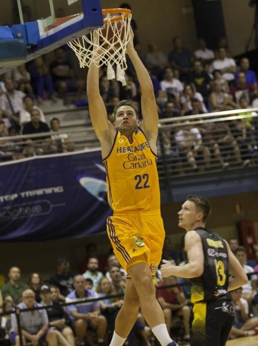 03/09/2016.DEPORTES .Partido de baloncesto amistoso entre el Iberostar Tenerife y el Herbalife Gran Canaria.