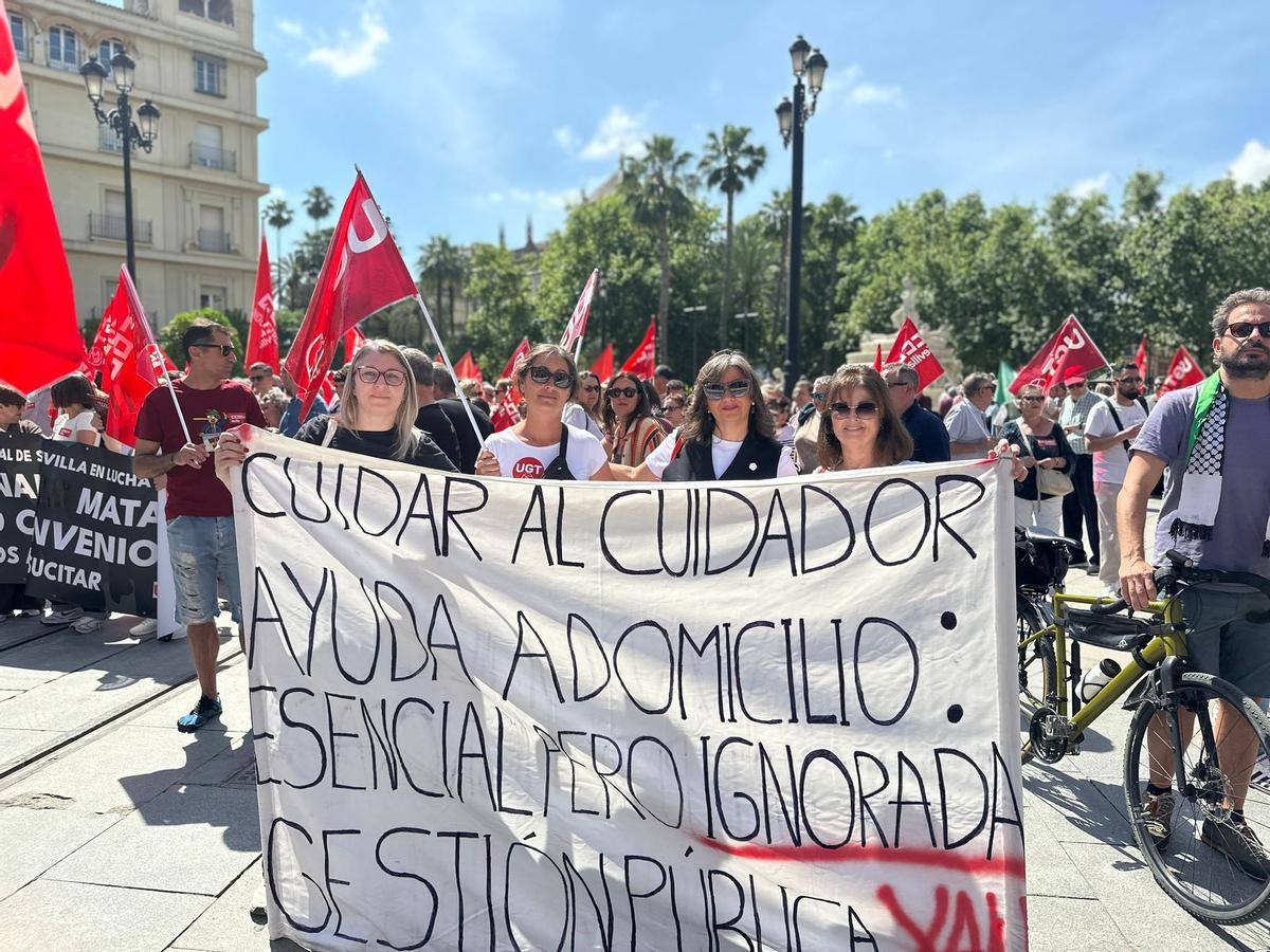 Auxiliares de asistencia a domicilio durante la manifestación por el Día del Trabajador en Sevilla.
