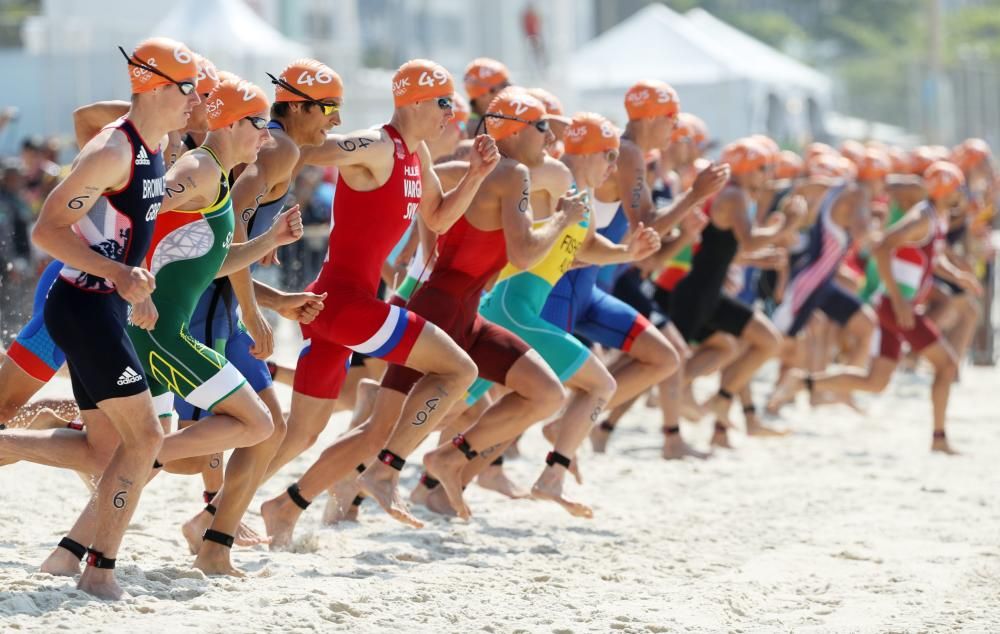 Línea de salida del triatlón masculino.