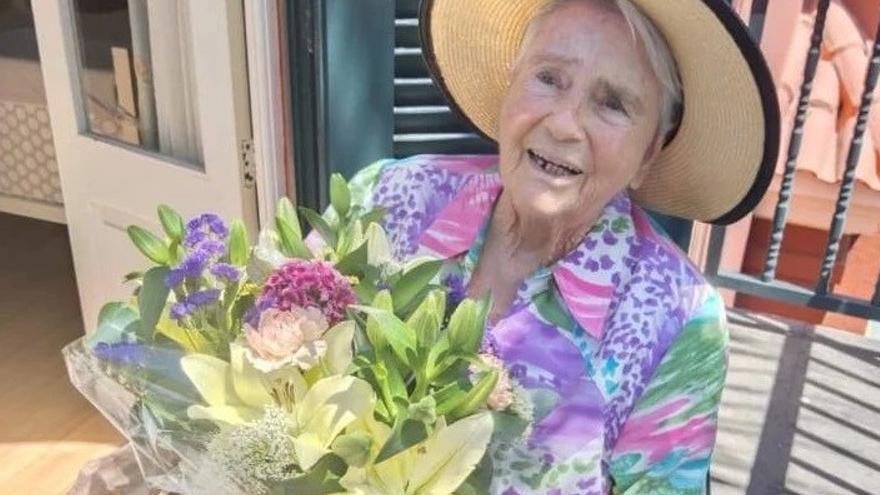 La anciana, con el ramo de flores que le regalaron las docentes de una guardería de Ciudad Jardín.