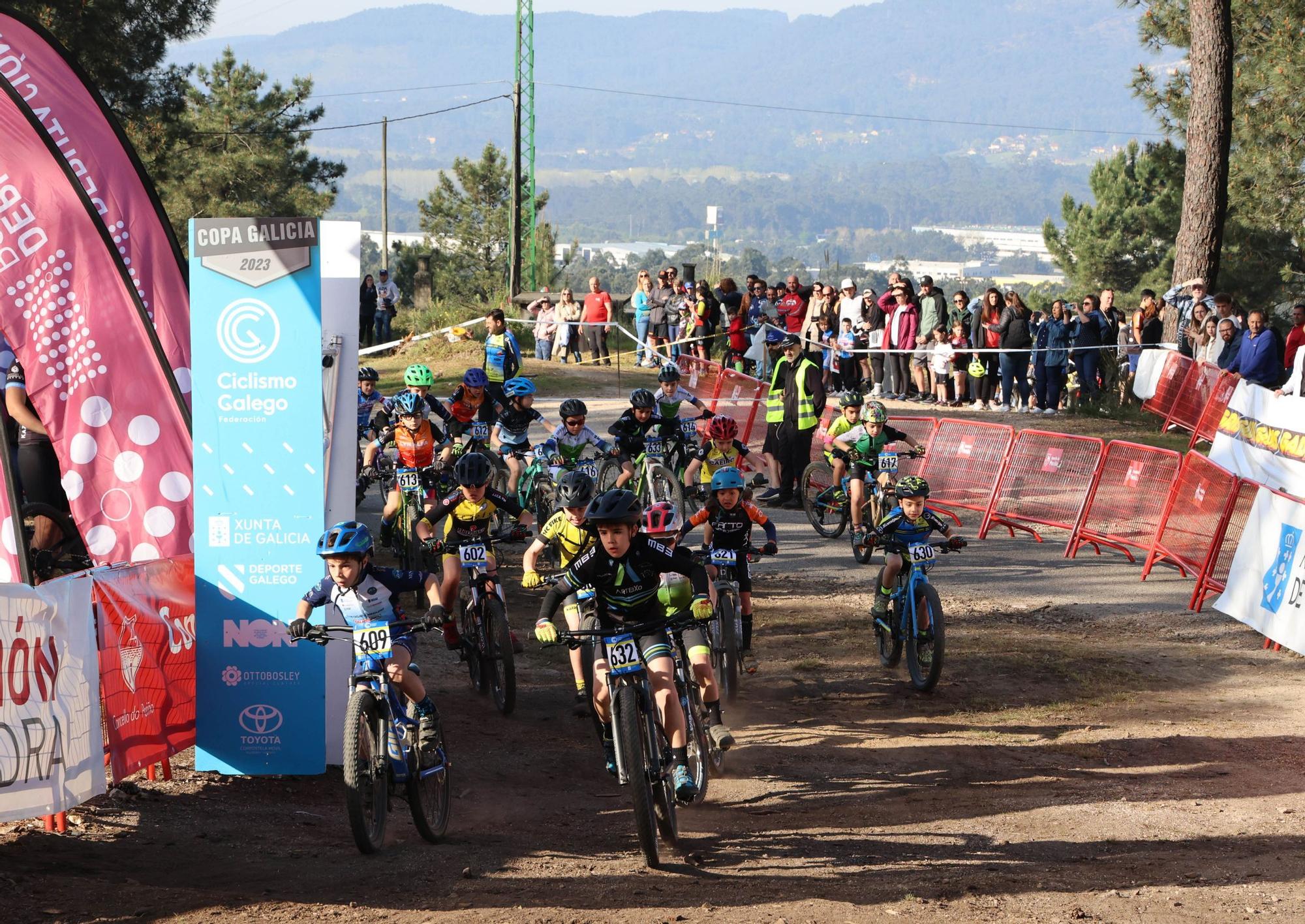 Pelotón de jóvenes todo terreno por los montes de Porriño