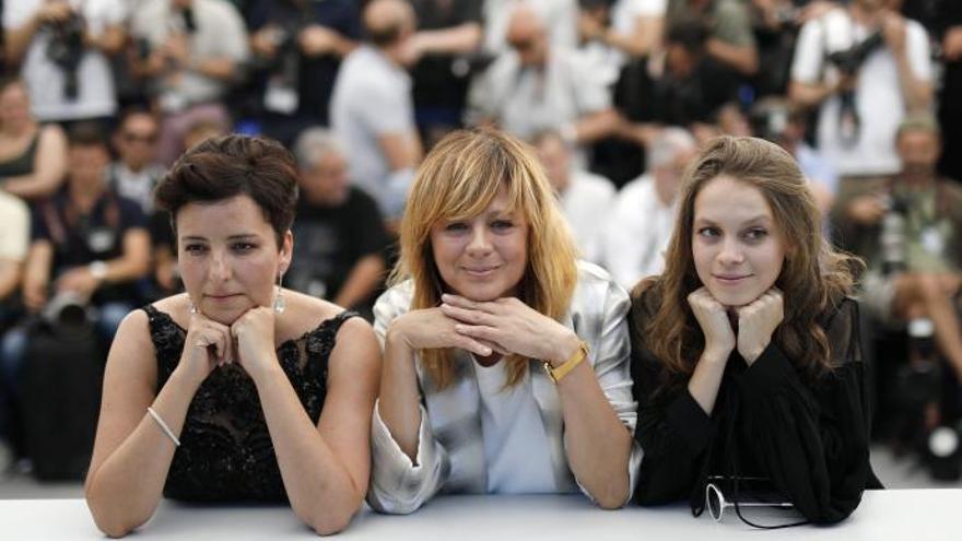 Joanna Larequi, Emma Suárez y Ana Valeria Becerril en Cannes.