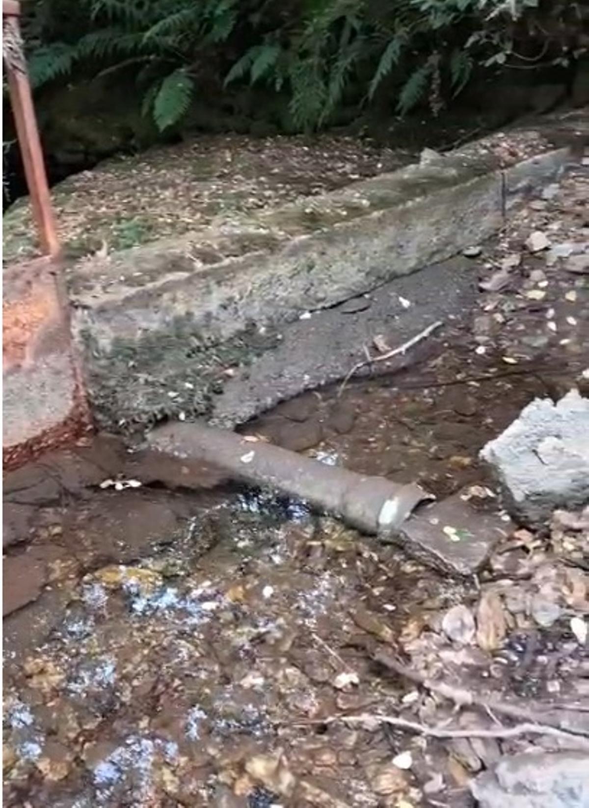 Apenas unos charcos de agua en la entrada del bombeo de Vecoña, en Boborás.