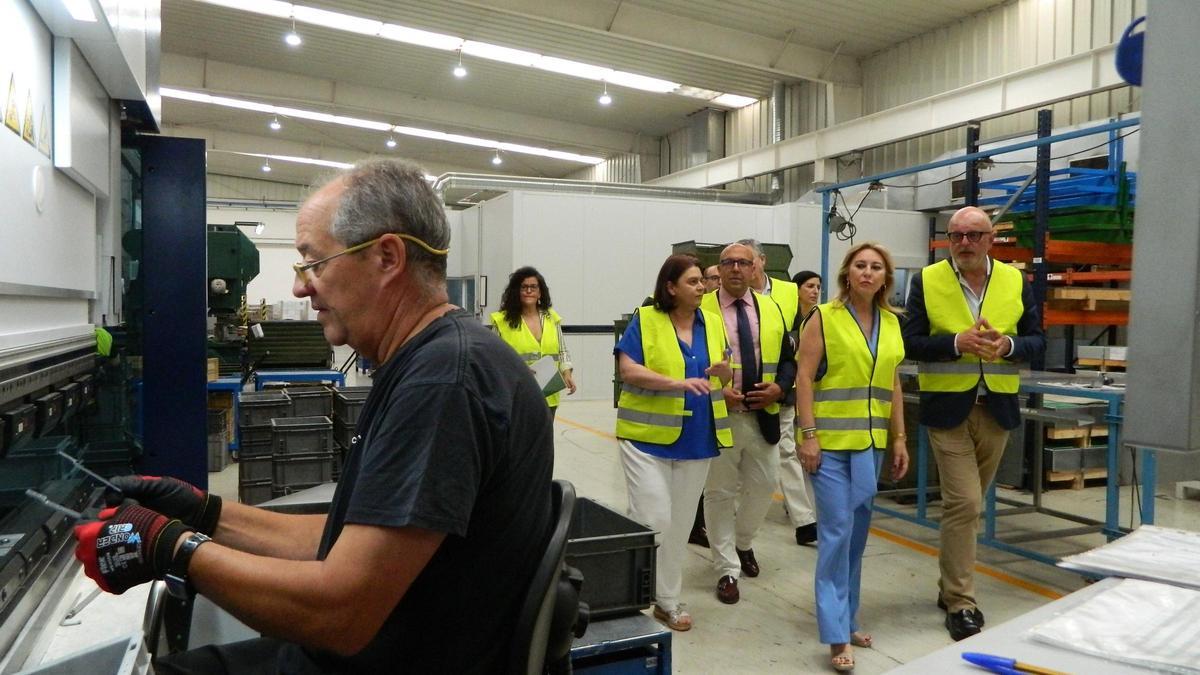 Carolina España, durante la visita a la empresa ruteña Cruzber.