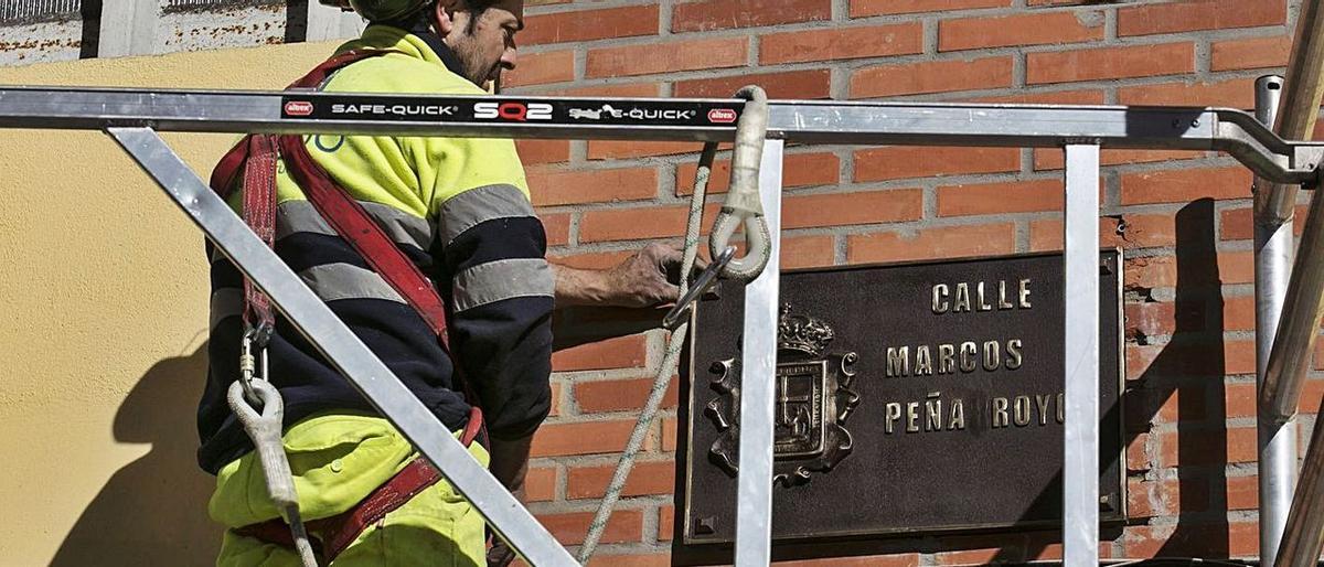 El retorn efímer de 17 carrers franquistes: Oviedo reposa els anteriors noms de les vies, que seran retirats de nou en pocs mesos