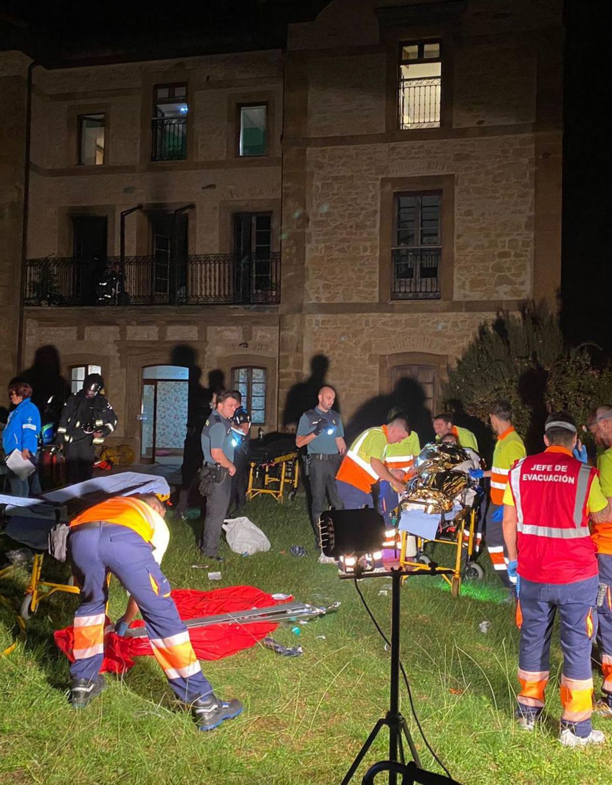 Guardia Civil y equipos de emergencia, durante las primeras intervenciones en el exterior de la residencia de Leceñes. | Pablo Antuña