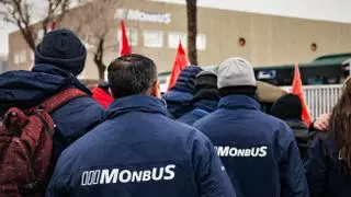 Los conductores de bus del Baix y L’Hospitalet se manifiestan contra Monbus: “Seremos tu kryptonita”