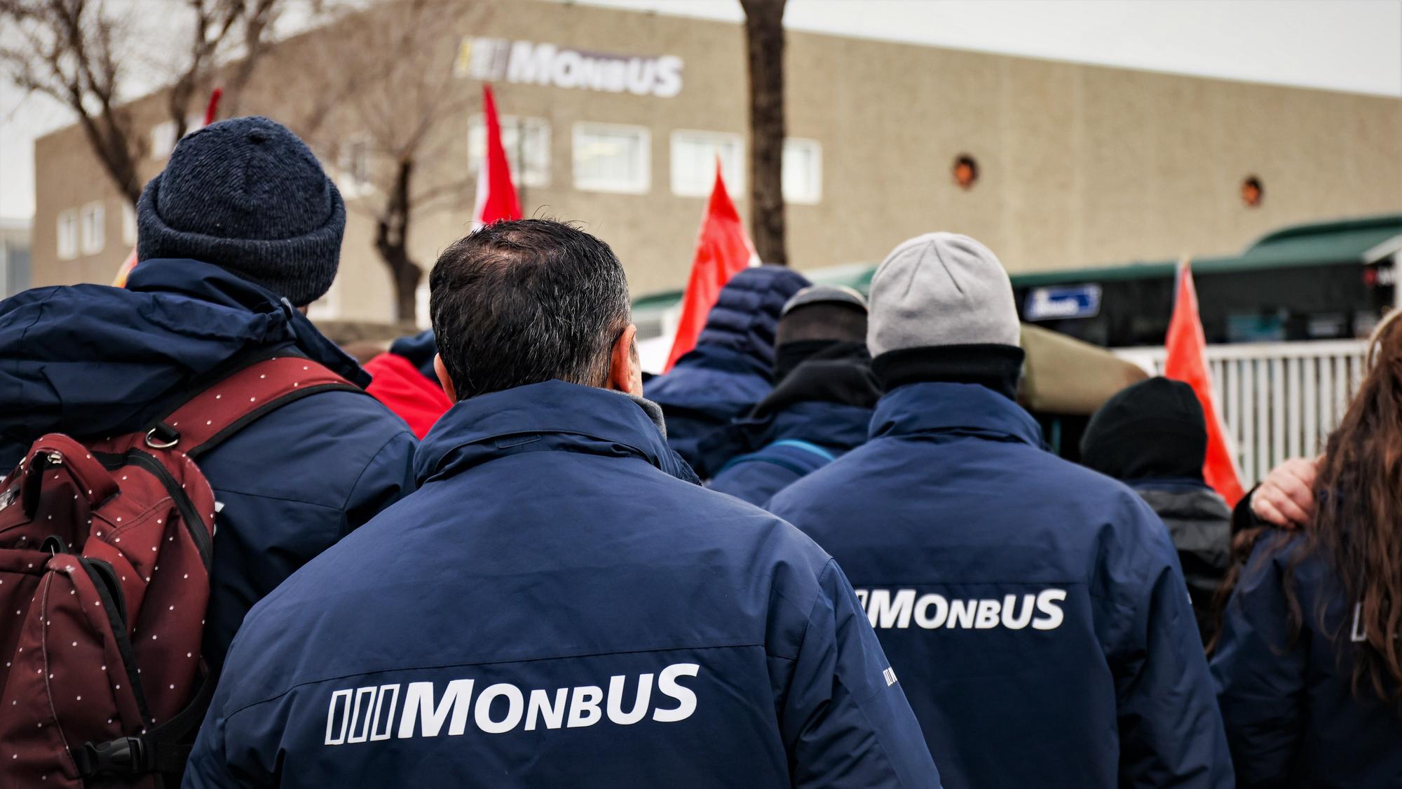 Conductores de autobús de Monbus/Julià en el Baix Llobregat se concentran frente a las oficinas de Monbus en L'Hospitalet de Llobregat.