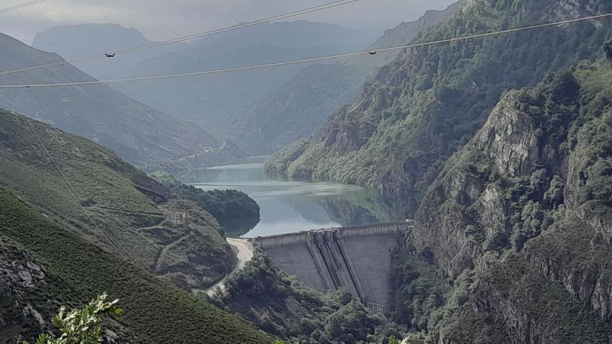 Unas boyas delimitan ya el área navegable del pantano de Tanes, listo para mitad del verano