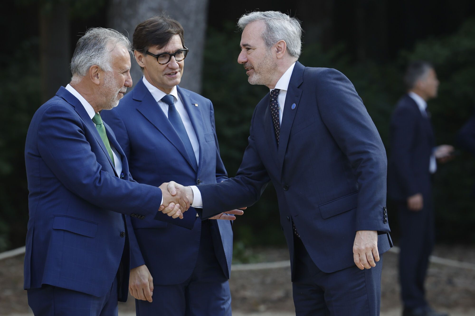 BARCELONA, 06/06/2025.- El ministro de Política Territorial y Memoria Democrática, Ángel Víctor Torres (i), y el presidente de la Generalitat de Catalunya, Salvador Illa (c), saludan al presidente de Aragón, Jorge Azcón (d), a su llegada a la XXVIII Conferencia de Presidentes que se celebra este viernes en el Palau de Pedralbes en Barcelona. EFE/ Alberto Estévez