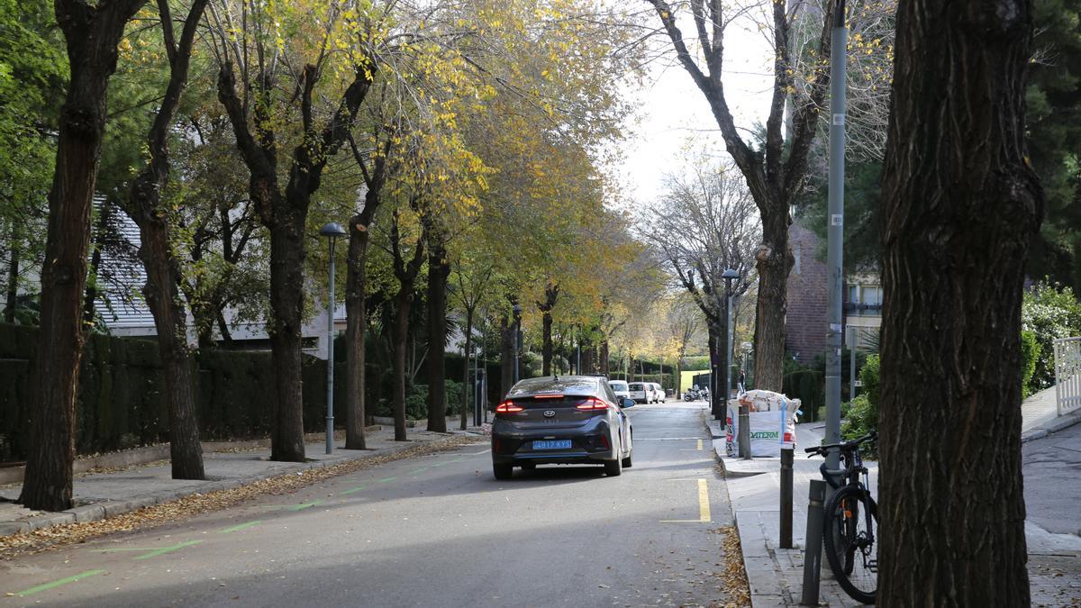 Un coche circulando en la calle Manuel Ballbé, en el barrio de Pedralbes, en Barcelona.