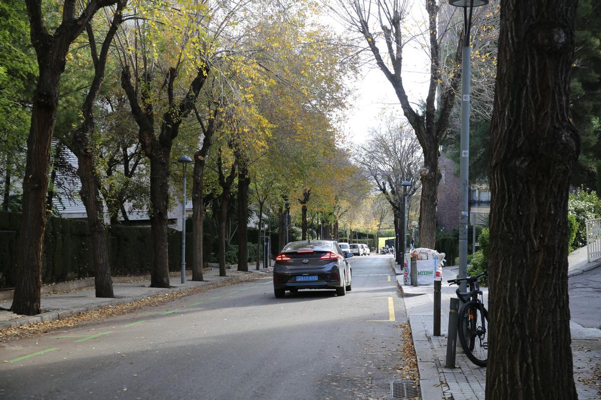 Barcelona fa marxa enrere en la pacificació del trànsit en un carrer de Pedralbes