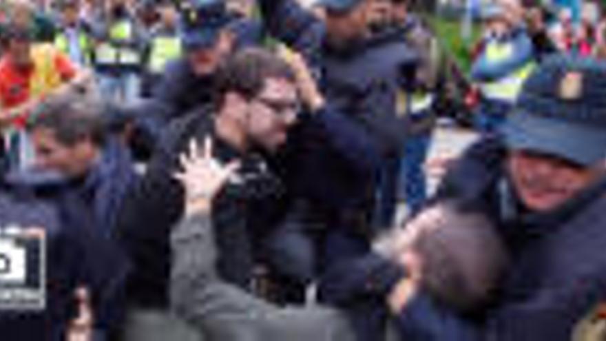 La policia carrega a  escoles de Girona i deixa diversos ferits