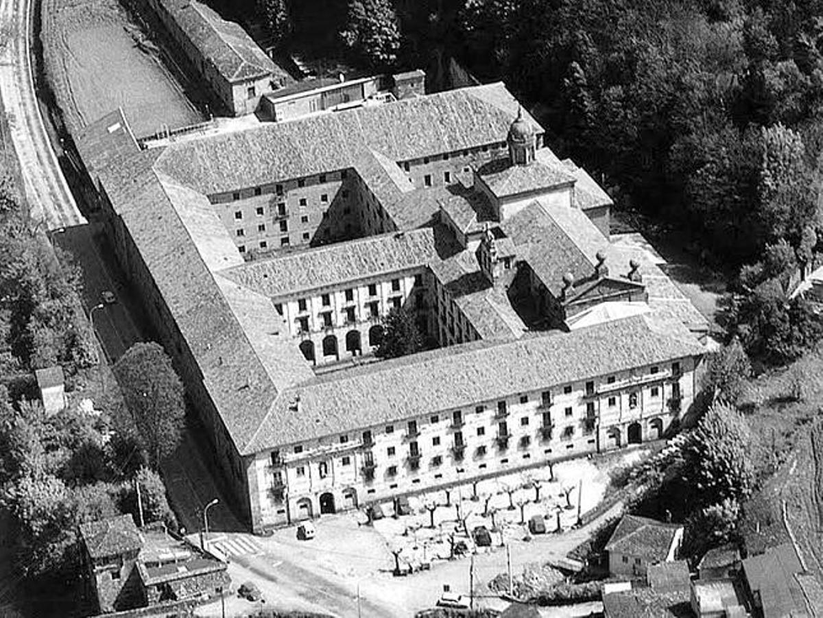 En la parte superior de la imagen, el terreno donde se encuentran los restos de la iglesia primitiva de Corias.