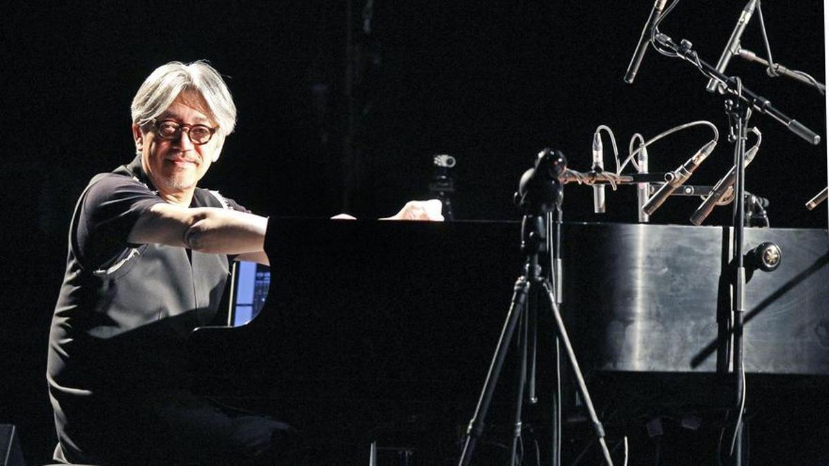 El intérprete y compositor japonés Ryuichi Sakamoto durante el concierto ofrecido en el Teatro Arteria Coliseum de Madrid en 2011 con el que iniciaba una gira con un formato de trío, con violín y cello (Jacques Morelenbaum) para repasar su carrera.