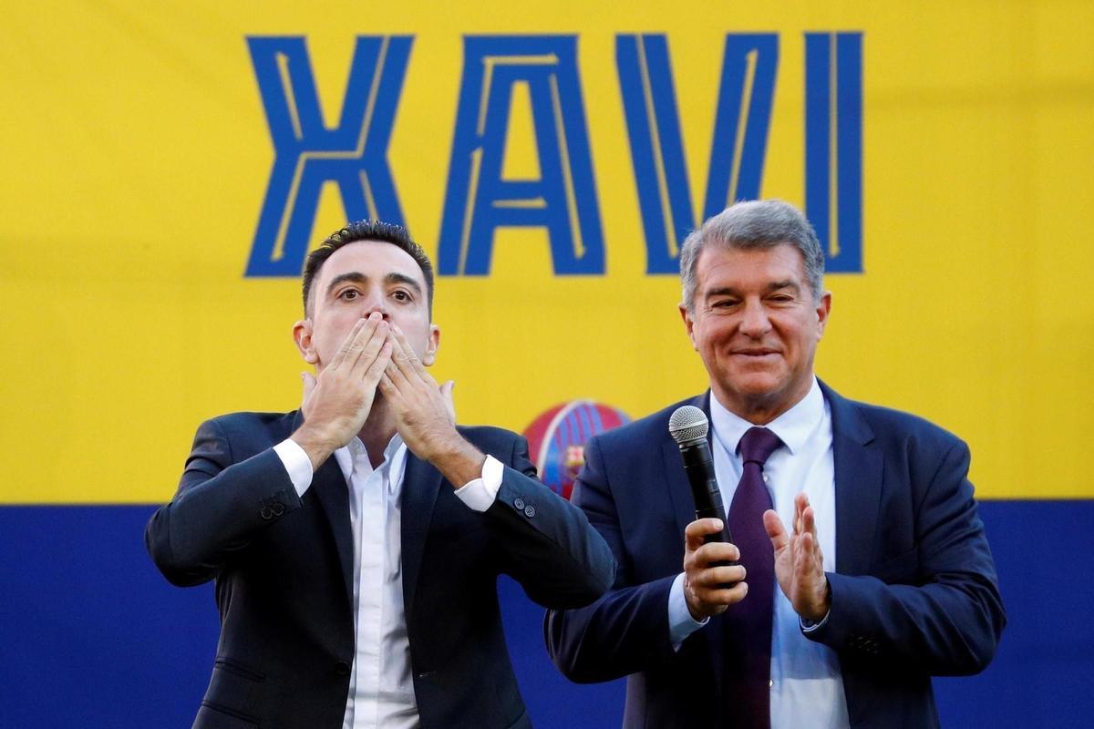 FC Barcelona’s new head coach, Xavi Hernandez (L), blows a kiss to fans next to FC Barcelona’s President, Joan Laporta, during his presentation at Camp Nou stadium in Barcelona, Spain, 08 November 2021. Xavi Hernandez left Al-Sadd club of Qatar to lead FC Barcelona for the rest of the current season and two more seasons. EFE/ Alejandro Garcia