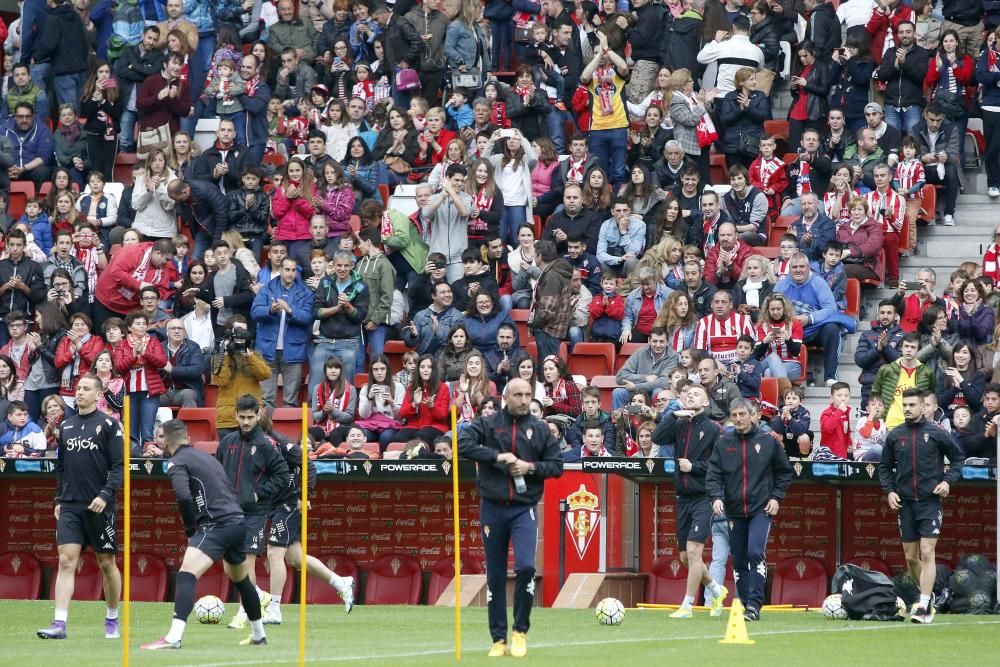 La afición arropa al Sporting en su último entrenamiento de la temporada