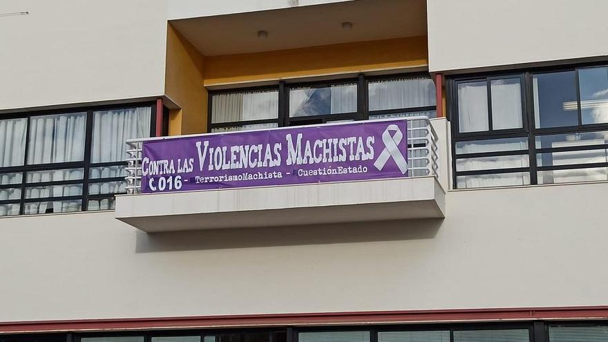 Pancarta contra la violencia de género en el Ayuntamiento de Torremolinos.