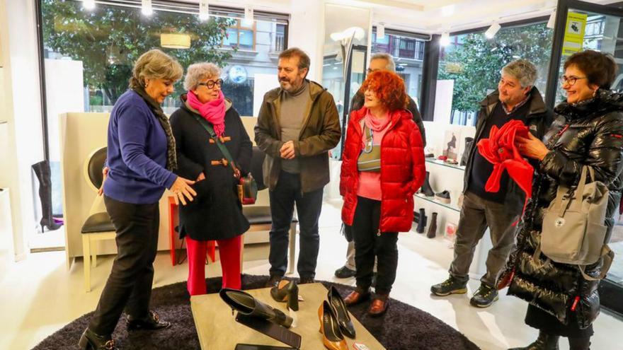 Luís Bará, en el centro, visitó ayer Calzados Yosu.   | // IÑAKI ABELLA